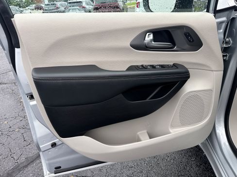 Used 2023 Chrysler Pacifica Touring-L FWD image 5