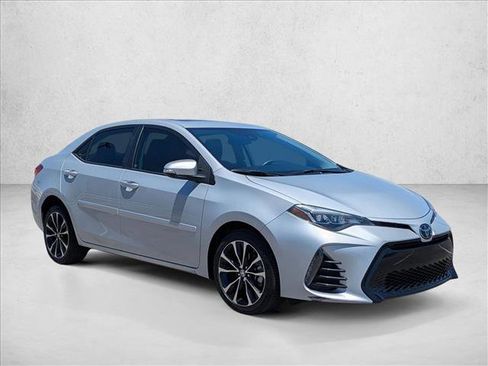 Used 2017 Toyota Corolla SE w/ SE Premium Package FWD image 3