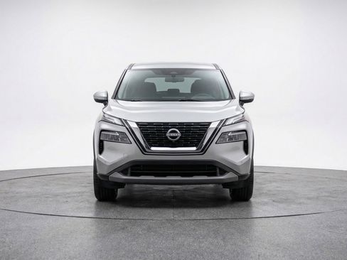 Used 2025 Nissan Rogue SV image 2