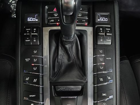 Certified 2021 Porsche Macan AWD/4WD image 19
