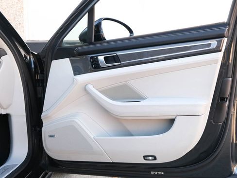 Used 2017 Porsche Panamera Turbo w/ Carbon Fiber Interior Package image 30