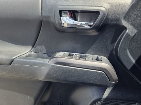 Used 2019 Toyota Tacoma TRD Off-Road w/ Technology Package image 20