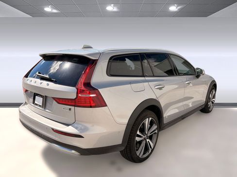 Certified 2025 Volvo V60 B5 Cross Country Plus image 9