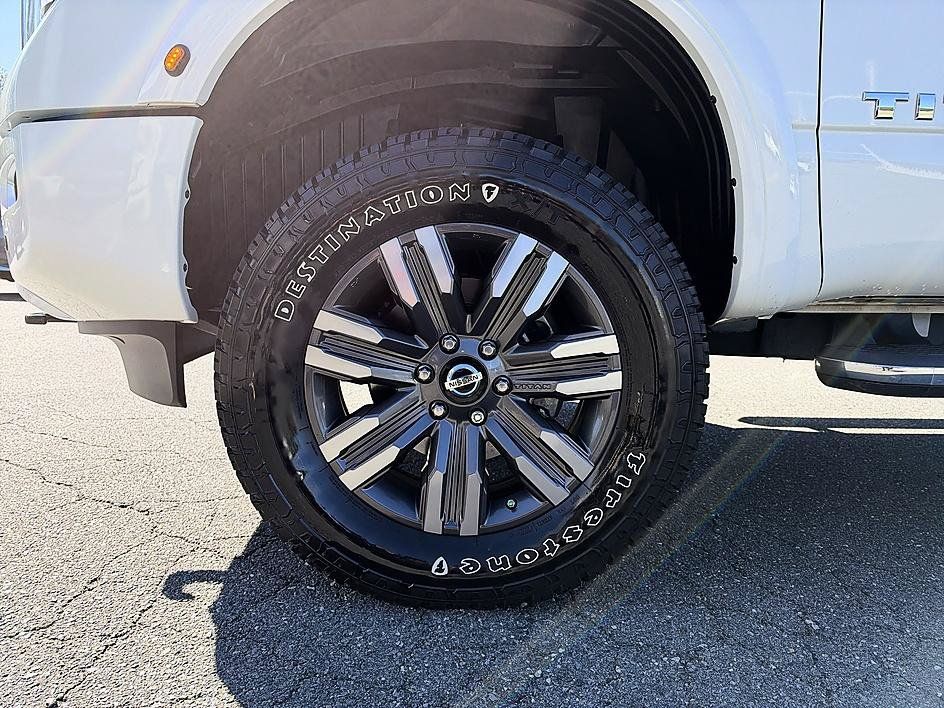 Used 2022 Nissan Titan Platinum Reserve w/ Moonroof Package AWD/4WD image 9