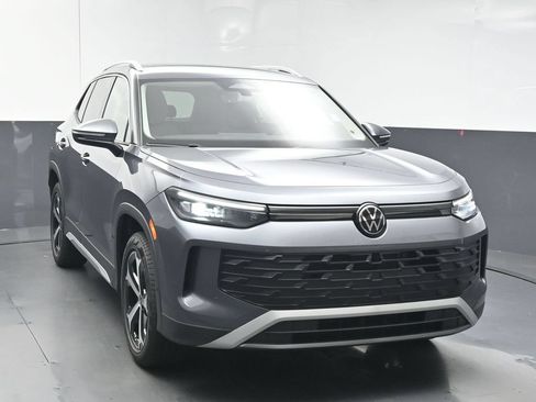 Used 2025 Volkswagen Tiguan SE FWD image 2