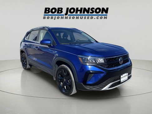 Used 2022 Volkswagen Taos SE w/ Panoramic Sunroof Package image 1