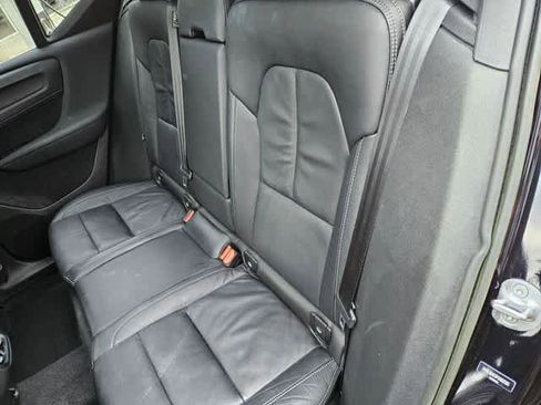 Used 2023 Volvo XC40 B5 Plus image 21