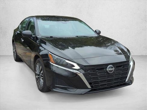 Used 2024 Nissan Altima 2.5 SV AWD/4WD image 3