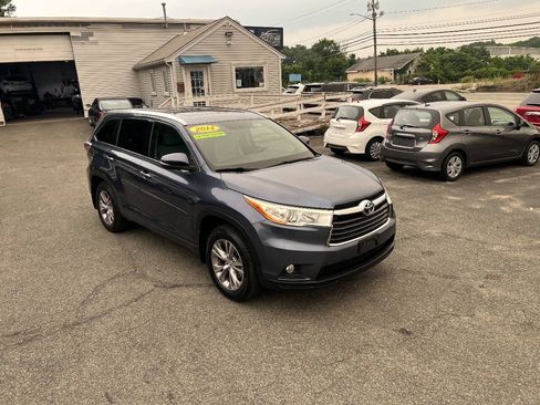 Used 2014 Toyota Highlander XLE AWD/4WD image 3