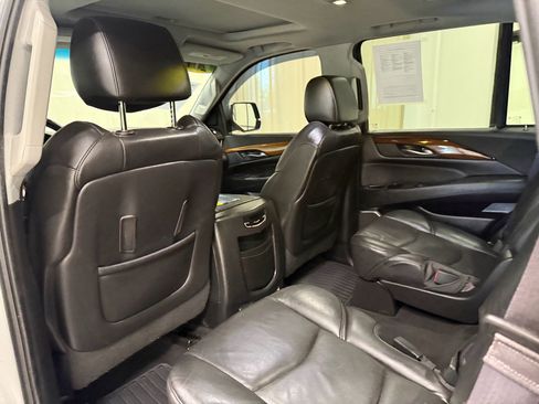 Used 2017 Cadillac Escalade Luxury AWD/4WD image 21