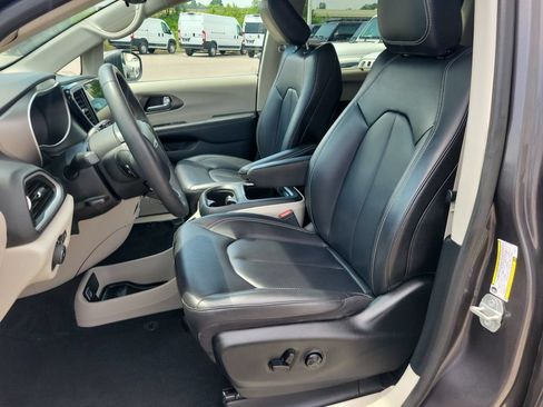 Used 2023 Chrysler Pacifica Touring-L FWD image 17