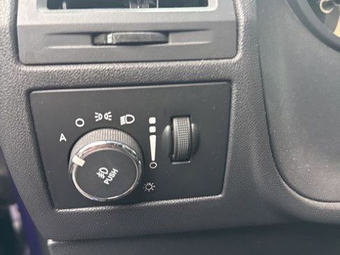 Used 2014 Dodge Challenger R/T image 10