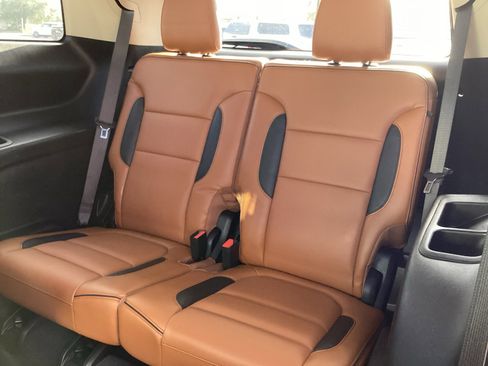 Used 2018 GMC Acadia SLT image 26