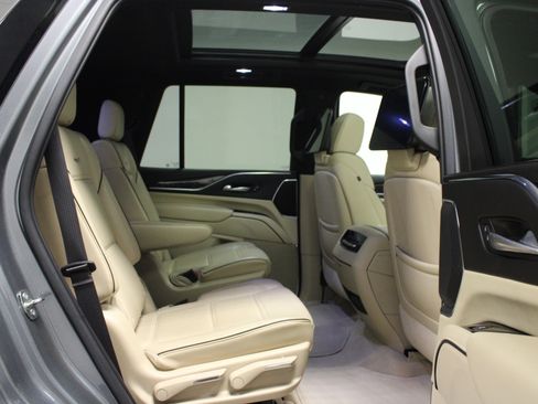 Used 2021 Cadillac Escalade Premium Luxury AWD/4WD image 17