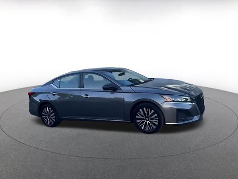 Used 2025 Nissan Altima 2.5 SV FWD image 2