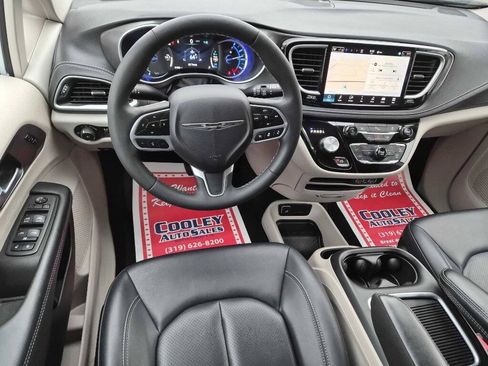 Used 2024 Chrysler Pacifica Limited FWD image 11