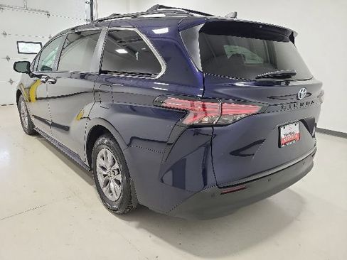Certified 2021 Toyota Sienna XLE FWD image 6