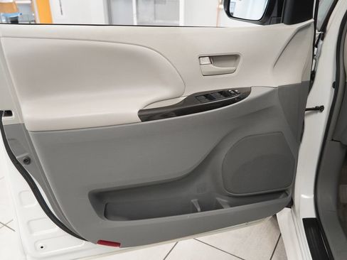 Used 2014 Toyota Sienna L FWD image 15