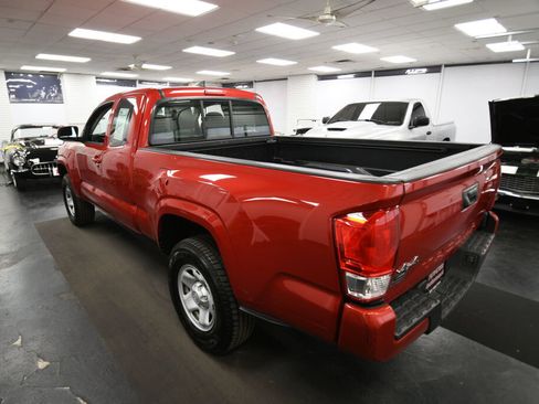 Used 2017 Toyota Tacoma SR w/ SR Convenience Package AWD/4WD image 5
