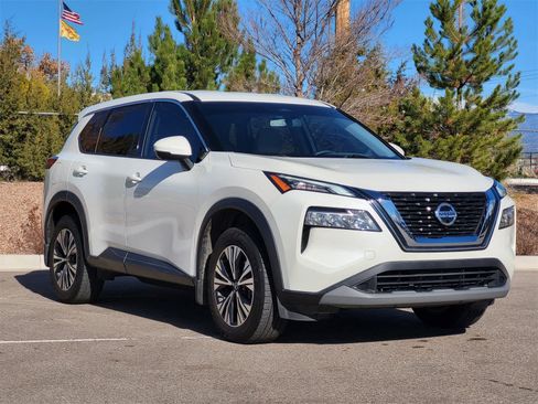 Used 2021 Nissan Rogue SV image 3