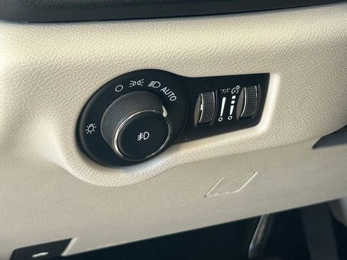 Used 2024 Chrysler Pacifica Touring-L image 35