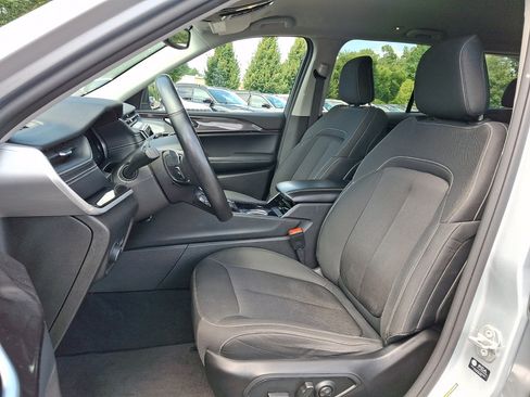 Used 2022 Jeep Grand Cherokee Laredo w/ Luxury Tech Group I AWD/4WD image 24
