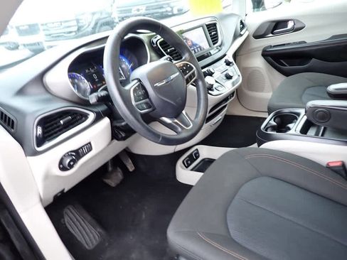 Used 2020 Chrysler Pacifica Touring image 23