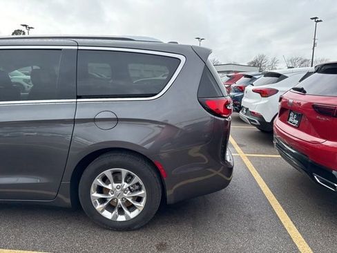 Used 2021 Chrysler Pacifica Touring-L w/ Uconnect Theater Family Group image 10