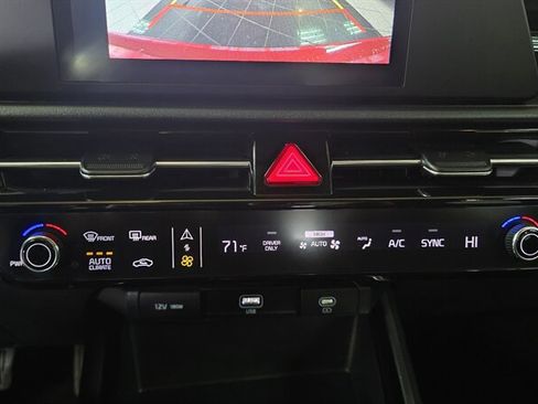 Used 2023 Kia Niro LX image 18