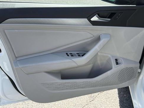 Certified 2023 Volkswagen Jetta SE w/ Panoramic Sunroof Package FWD image 18