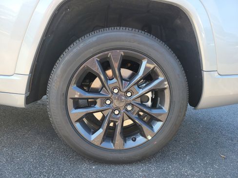 New 2026 Jeep Grand Cherokee L Limited AWD/4WD image 9
