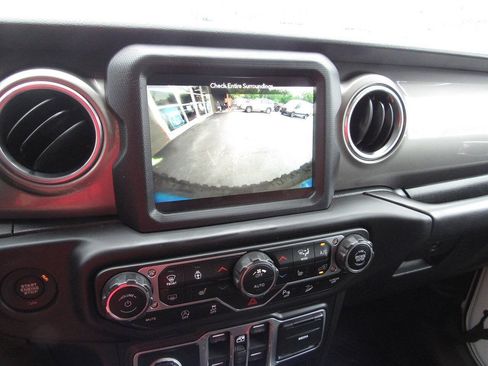 Used 2018 Jeep Wrangler Unlimited Sahara AWD/4WD image 31