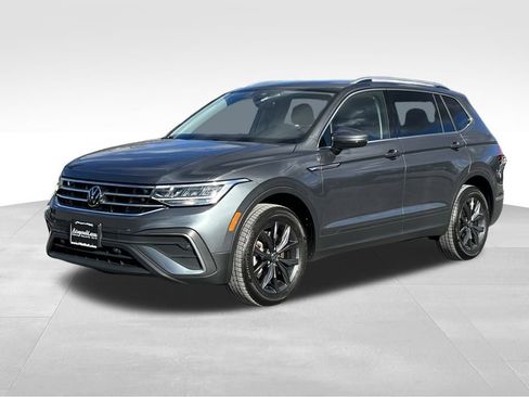 Used 2023 Volkswagen Tiguan SE image 2