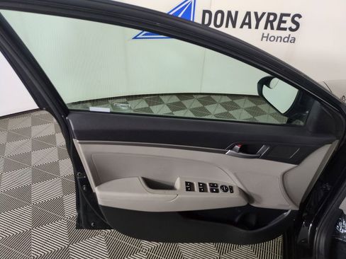 Used 2017 Hyundai Elantra SE image 11
