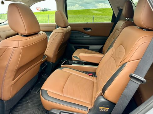 Used 2025 Nissan Pathfinder Platinum AWD/4WD image 13