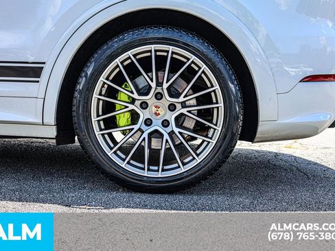 Used 2023 Porsche Cayenne Platinum Edition image 18