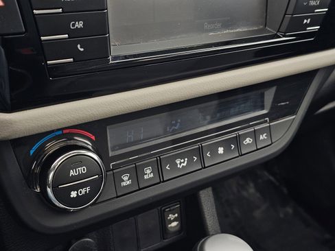 Used 2014 Toyota Corolla LE image 33