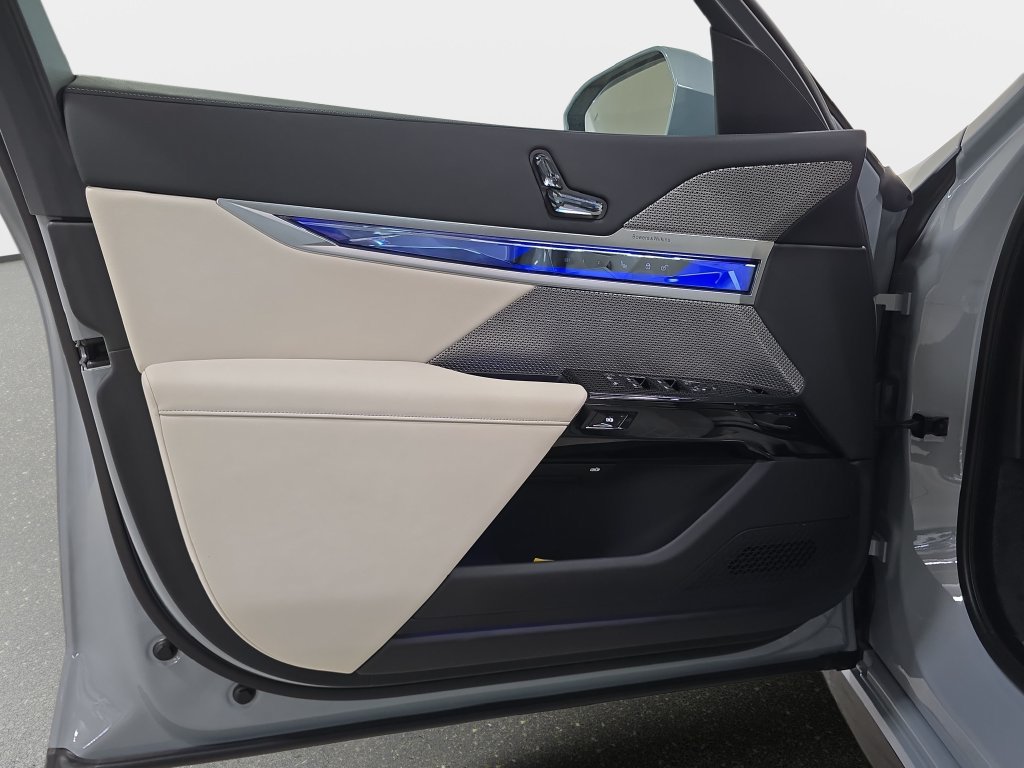 Used 2023 BMW i7 xDrive60 AWD/4WD image 27
