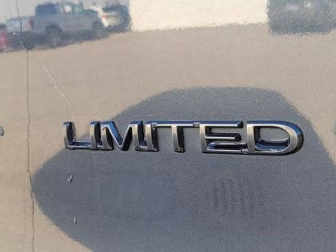 Used 2019 Chrysler Pacifica Limited w/ S Appearance Package FWD image 6