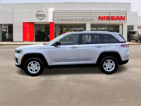 Used 2023 Jeep Grand Cherokee Laredo image 6
