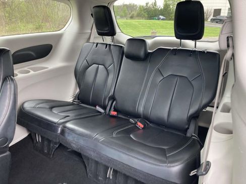 Used 2023 Chrysler Pacifica Touring-L image 17