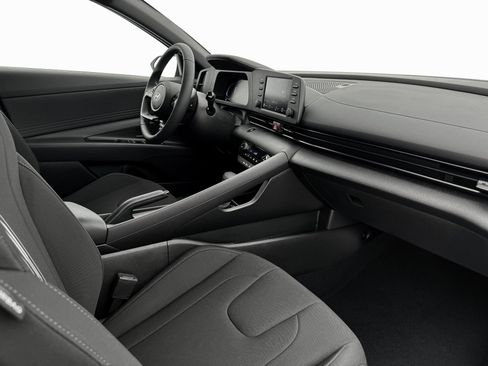 Certified 2025 Hyundai Elantra Sport image 15