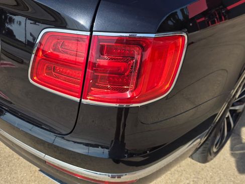 Used 2017 Bentley Bentayga AWD/4WD image 8