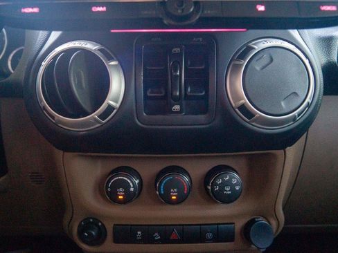 Used 2016 Jeep Wrangler Unlimited Sahara w/ Connectivity Group AWD/4WD image 19