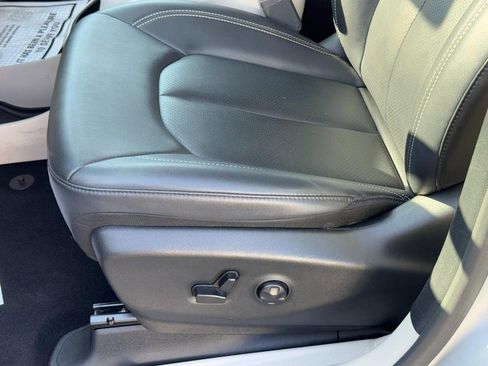 Used 2024 Chrysler Pacifica Touring-L FWD image 30