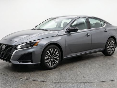 Used 2025 Nissan Altima 2.5 SV FWD image 3