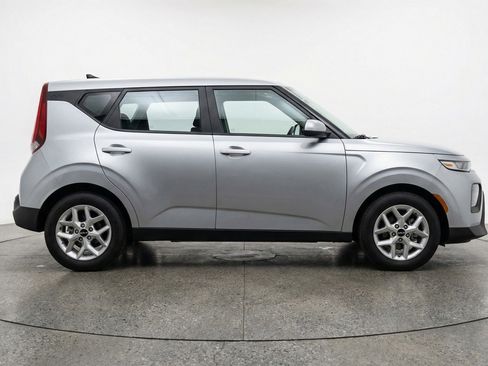 Used 2025 Kia Soul LX w/ LX Technology Package image 11