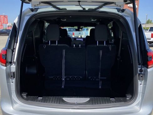 Used 2024 Chrysler Pacifica Touring FWD image 19