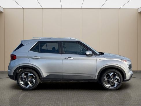 Certified 2025 Hyundai Venue SEL FWD image 11