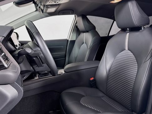 Used 2024 Toyota Camry SE image 16